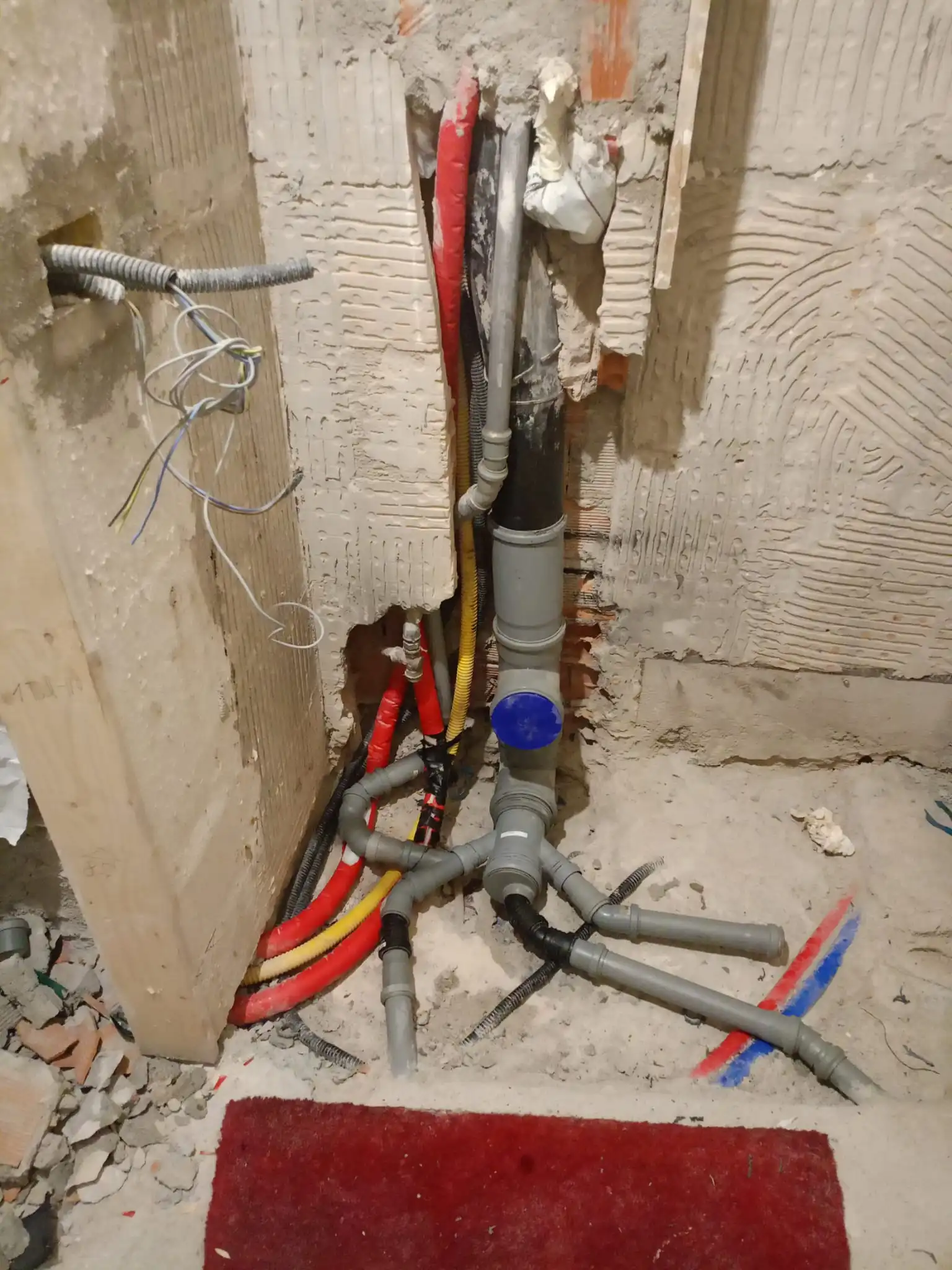 Cavi elettrici pendenti da un soffitto in cartongesso stuccato durante l'installazione degli impianti