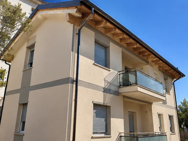 Soffitto in cartongesso in lavorazione, con giunti stuccati, cavi pendenti e pareti in muratura esposta