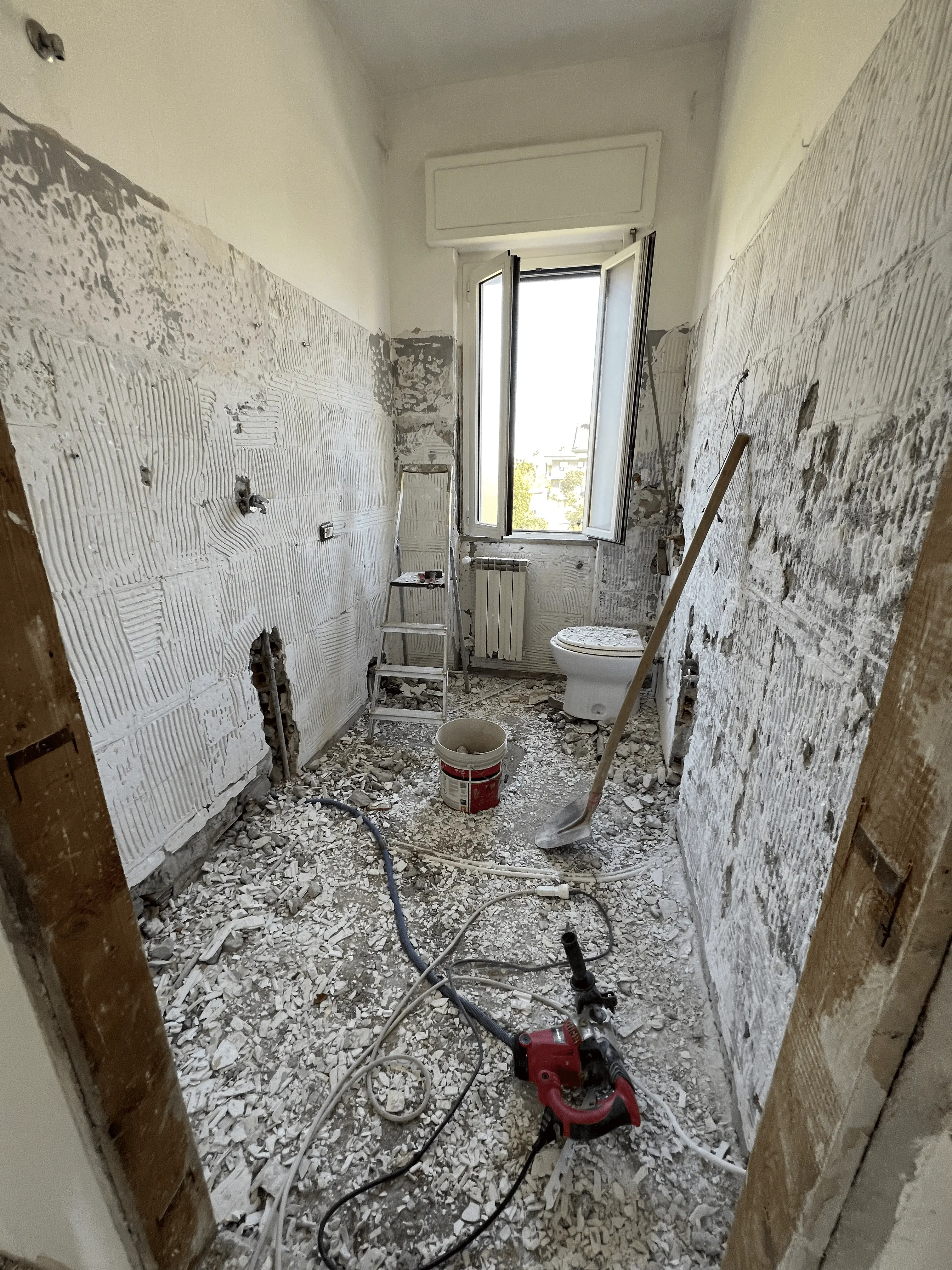 Bagno demolito con macerie per lo smaltimento edile di Maestro Edilizia | Ristrutturazione Casa a Milano.