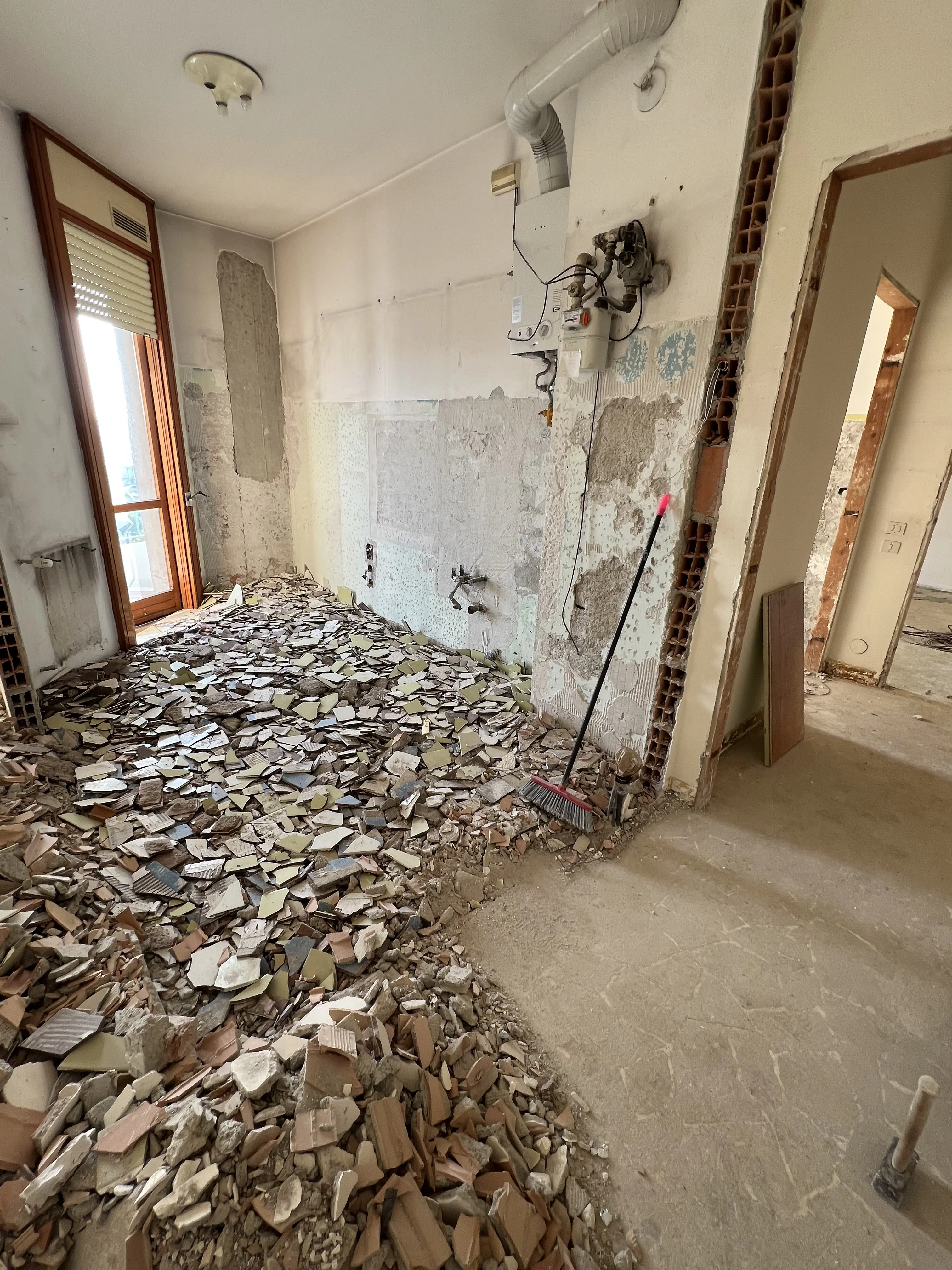 Macerie edili dopo la demolizione interna di Maestro Edilizia | Ristrutturazione Casa a Milano.