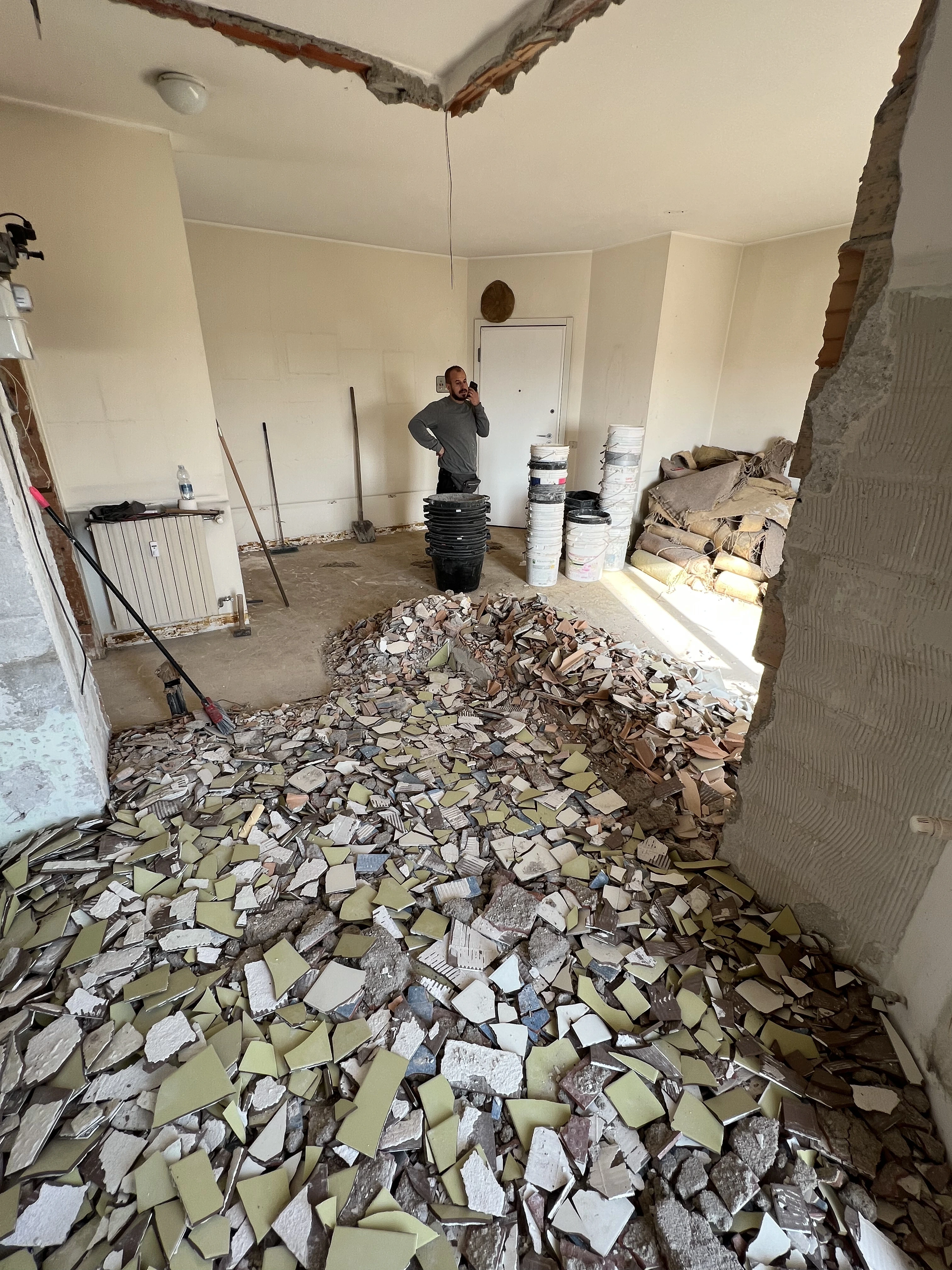Macerie di piastrelle e intonaco pronte allo smaltimento da Maestro Edilizia | Ristrutturazione Casa a Milano.