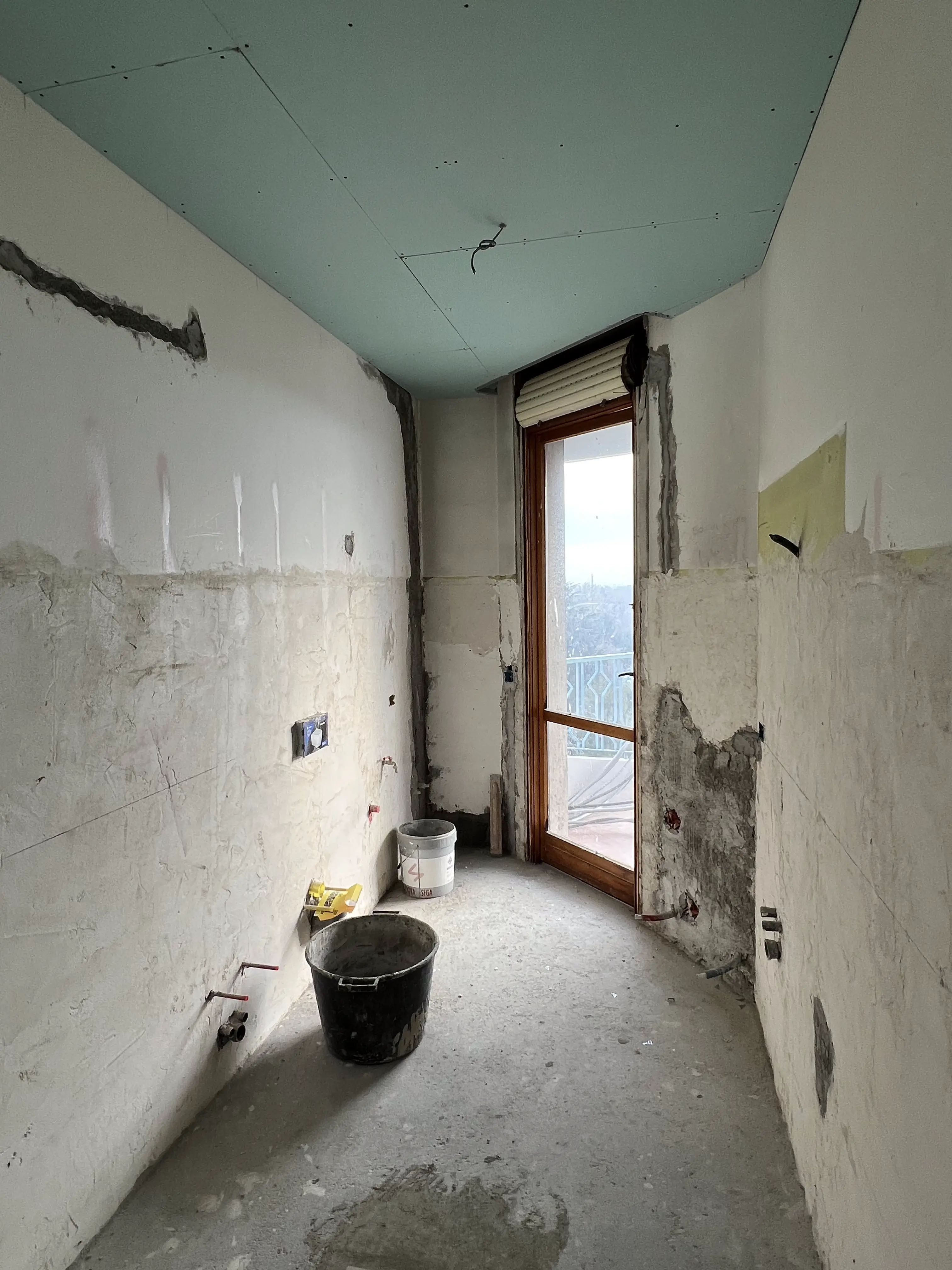 Controsoffitto in cartongesso in posa durante una ristrutturazione di Maestro Edilizia | Ristrutturazione Casa a Milano.