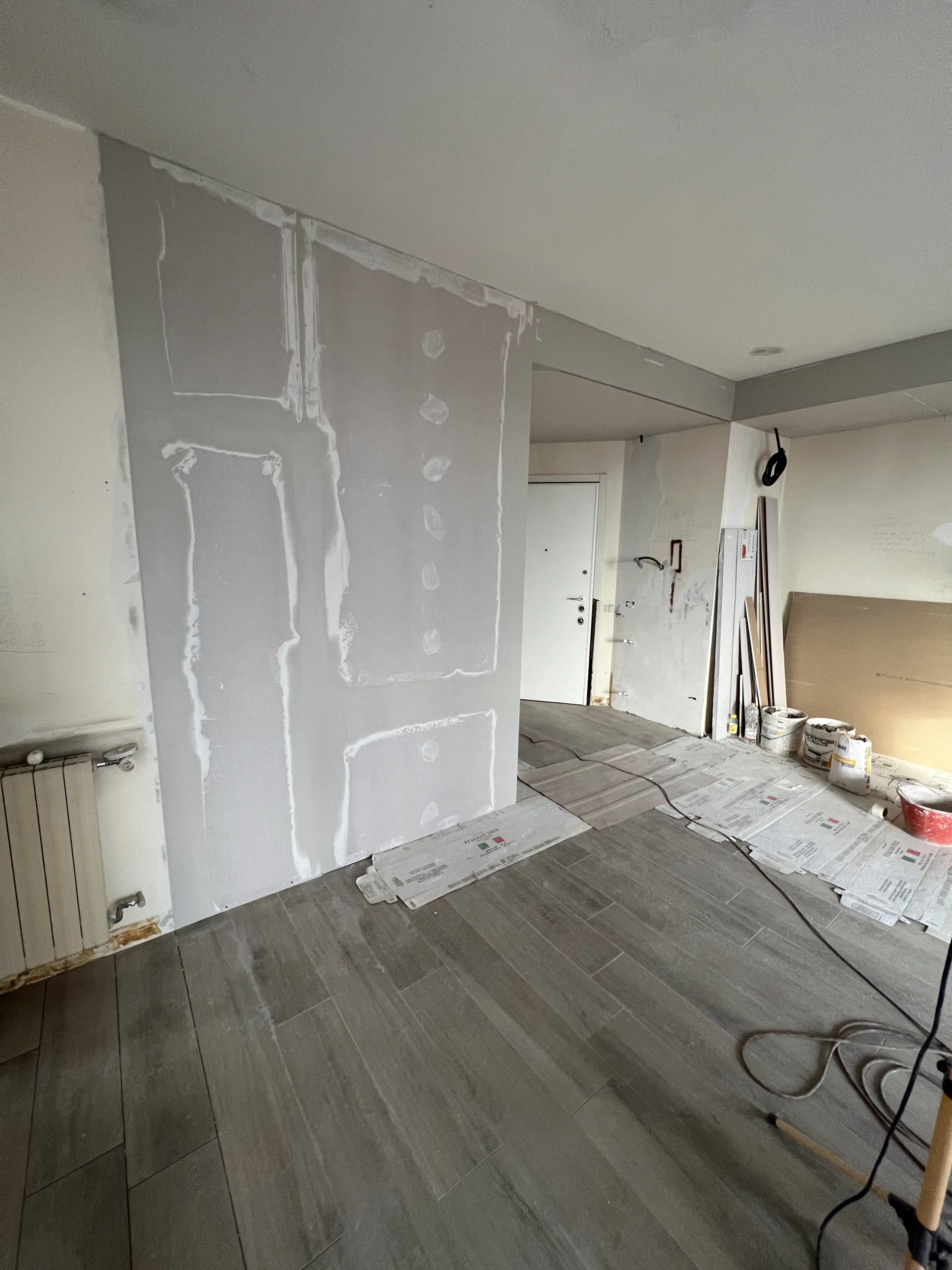 Parete e controsoffitto in cartongesso in lavorazione da Maestro Edilizia | Ristrutturazione Casa a Milano.