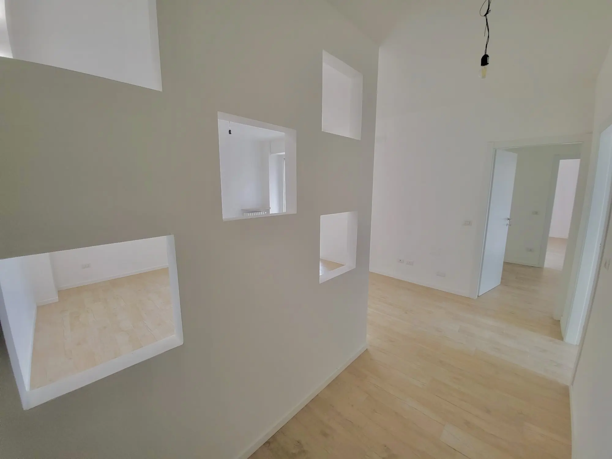 Parete divisoria in cartongesso con nicchie, realizzata da Maestro Edilizia | Ristrutturazione Casa a Milano.