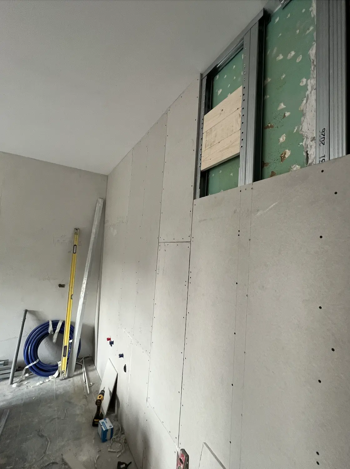 Parete in cartongesso in fase di posa da Maestro Edilizia | Ristrutturazione Casa a Milano.