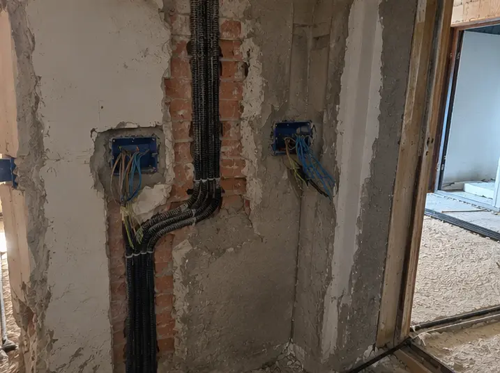 Canaline e cassette elettriche in posa da Maestro Edilizia | Ristrutturazione Casa a Milano.