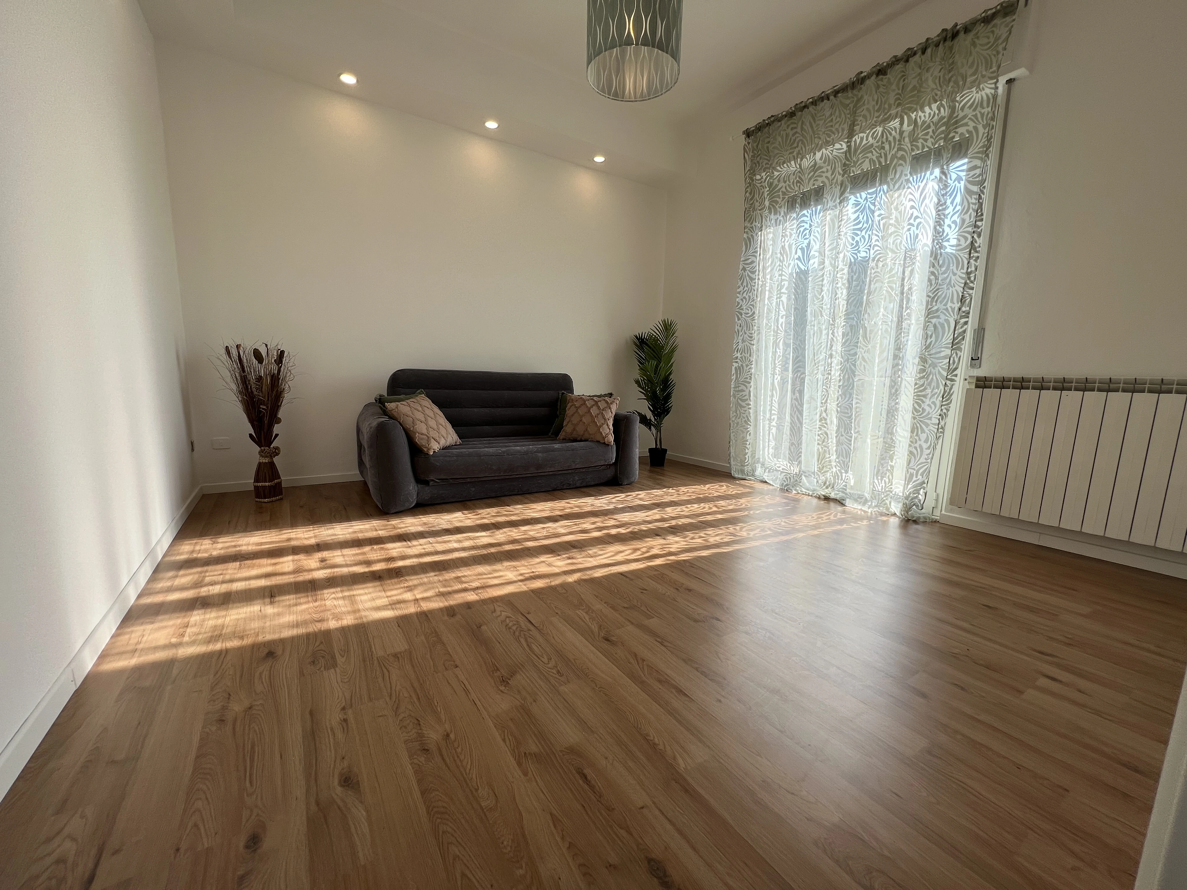 Parquet in legno posato in soggiorno da Maestro Edilizia | Ristrutturazione Casa a Milano.