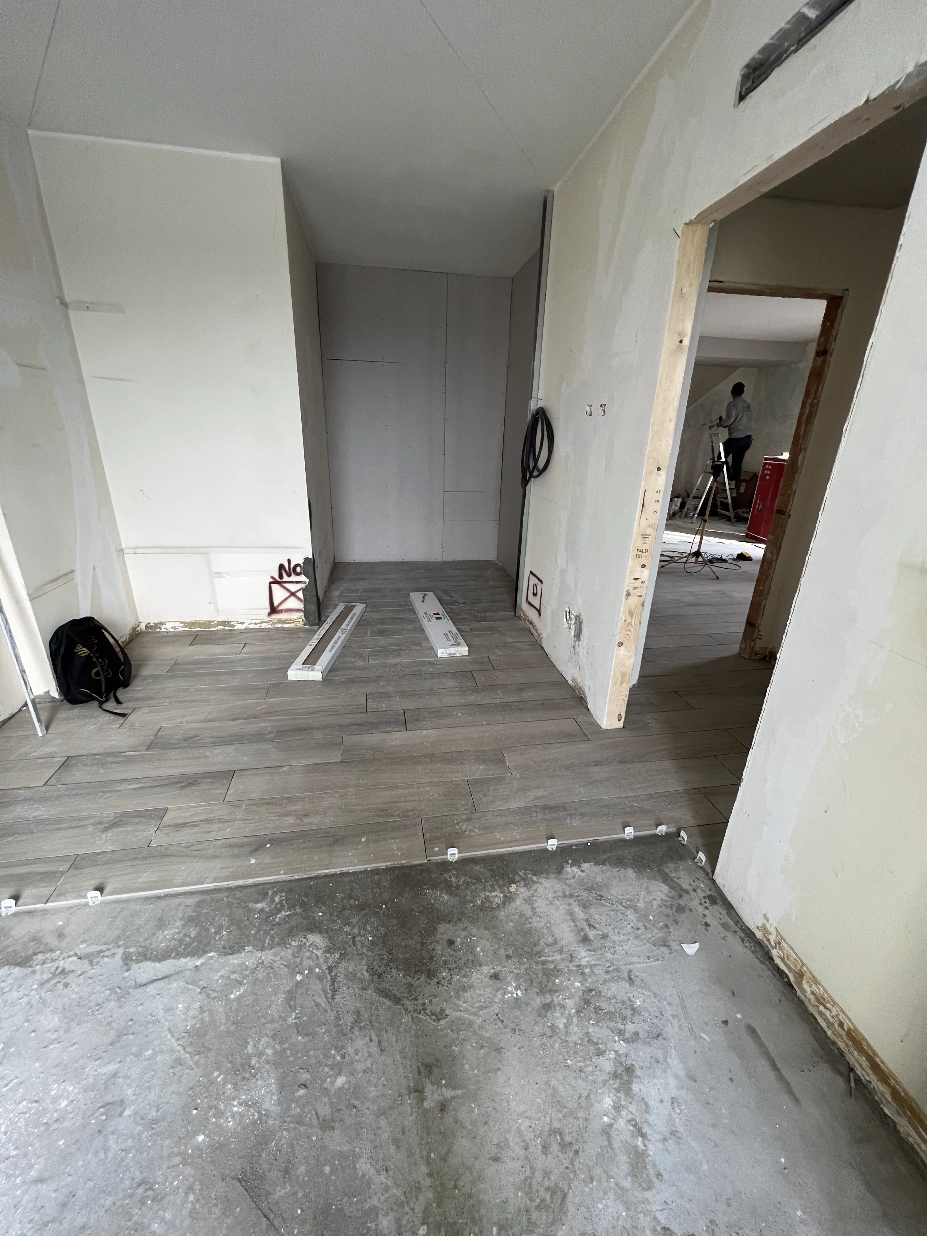 Posa di pavimento in gres effetto legno di Maestro Edilizia | Ristrutturazione Casa a Milano.