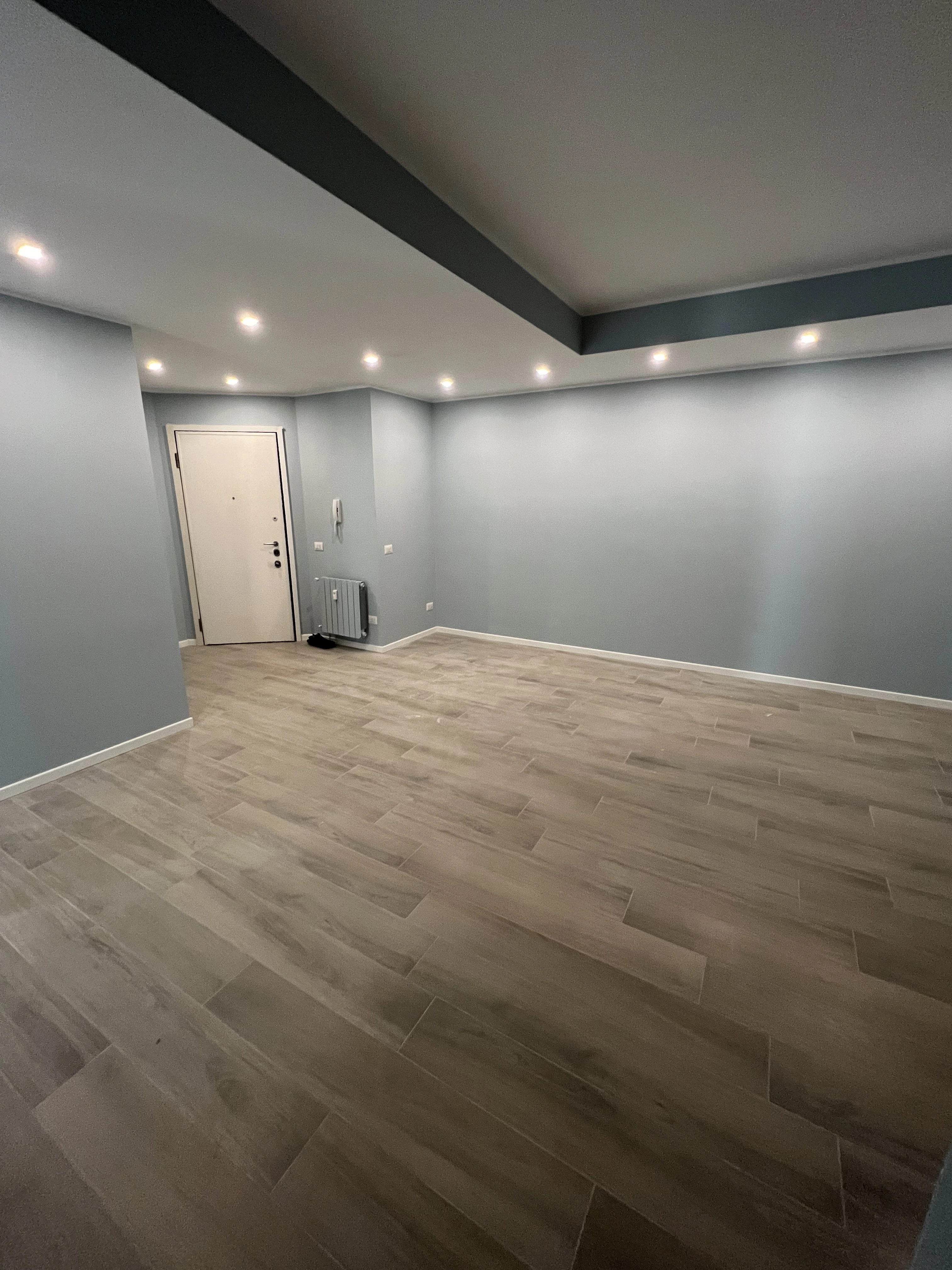 Pavimento effetto legno in un interno ristrutturato da Maestro Edilizia | Ristrutturazione Casa a Milano.