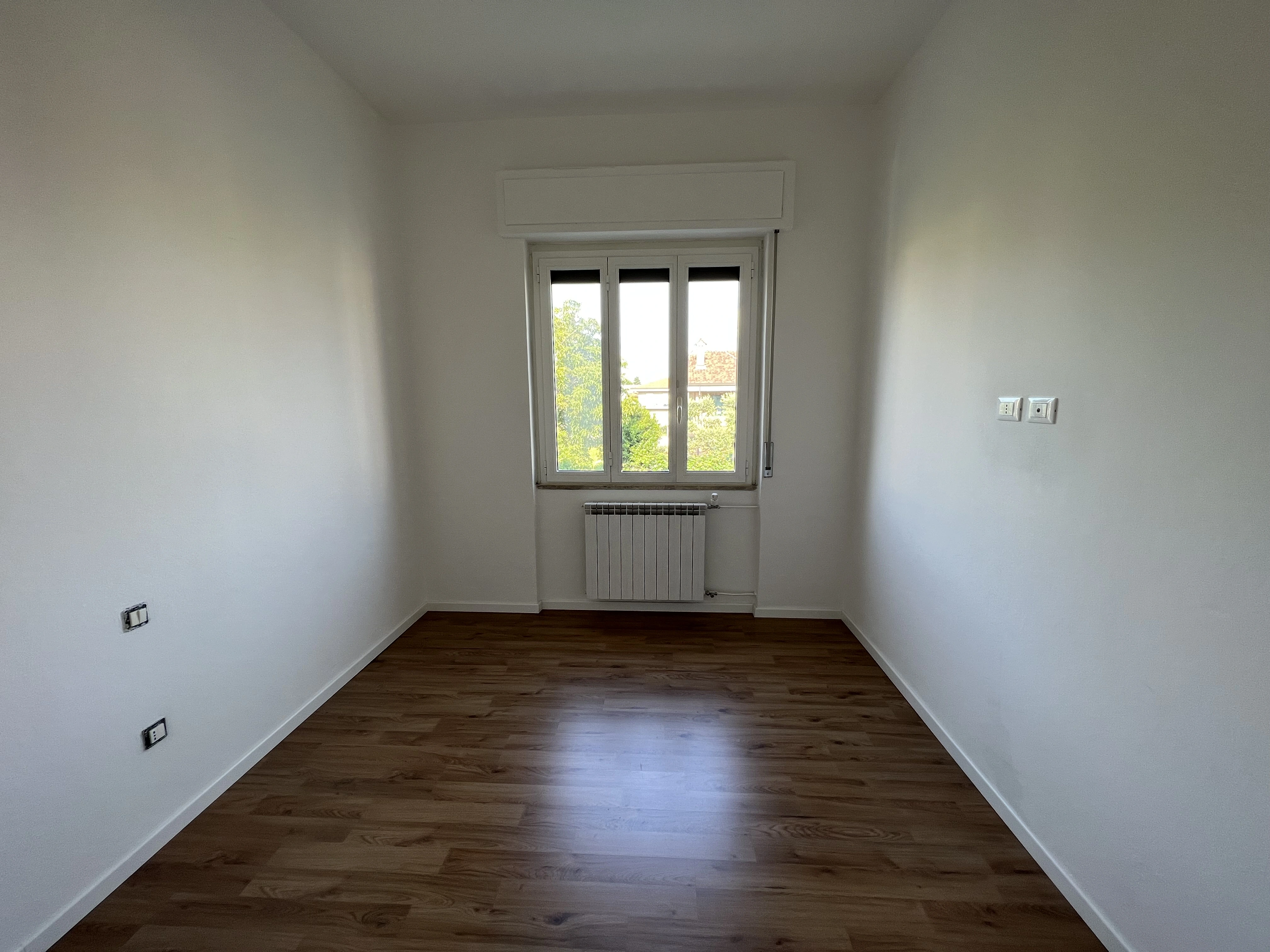 Parquet in legno posato in una stanza ristrutturata da Maestro Edilizia | Ristrutturazione Casa a Milano.