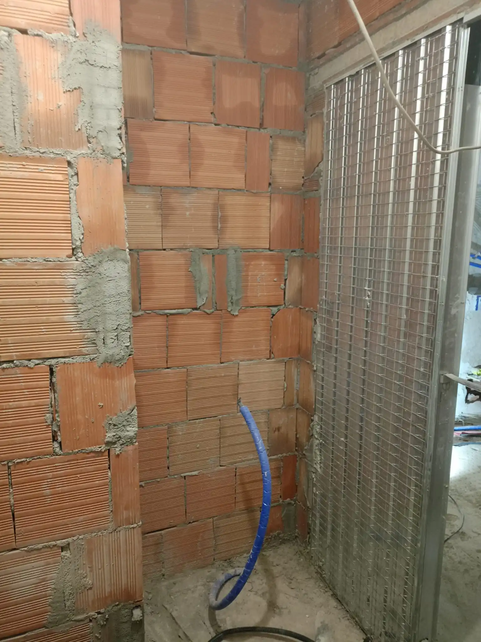 Pareti in laterizio e rete metallica per lavori in muratura di Maestro Edilizia | Ristrutturazione Casa a Milano.