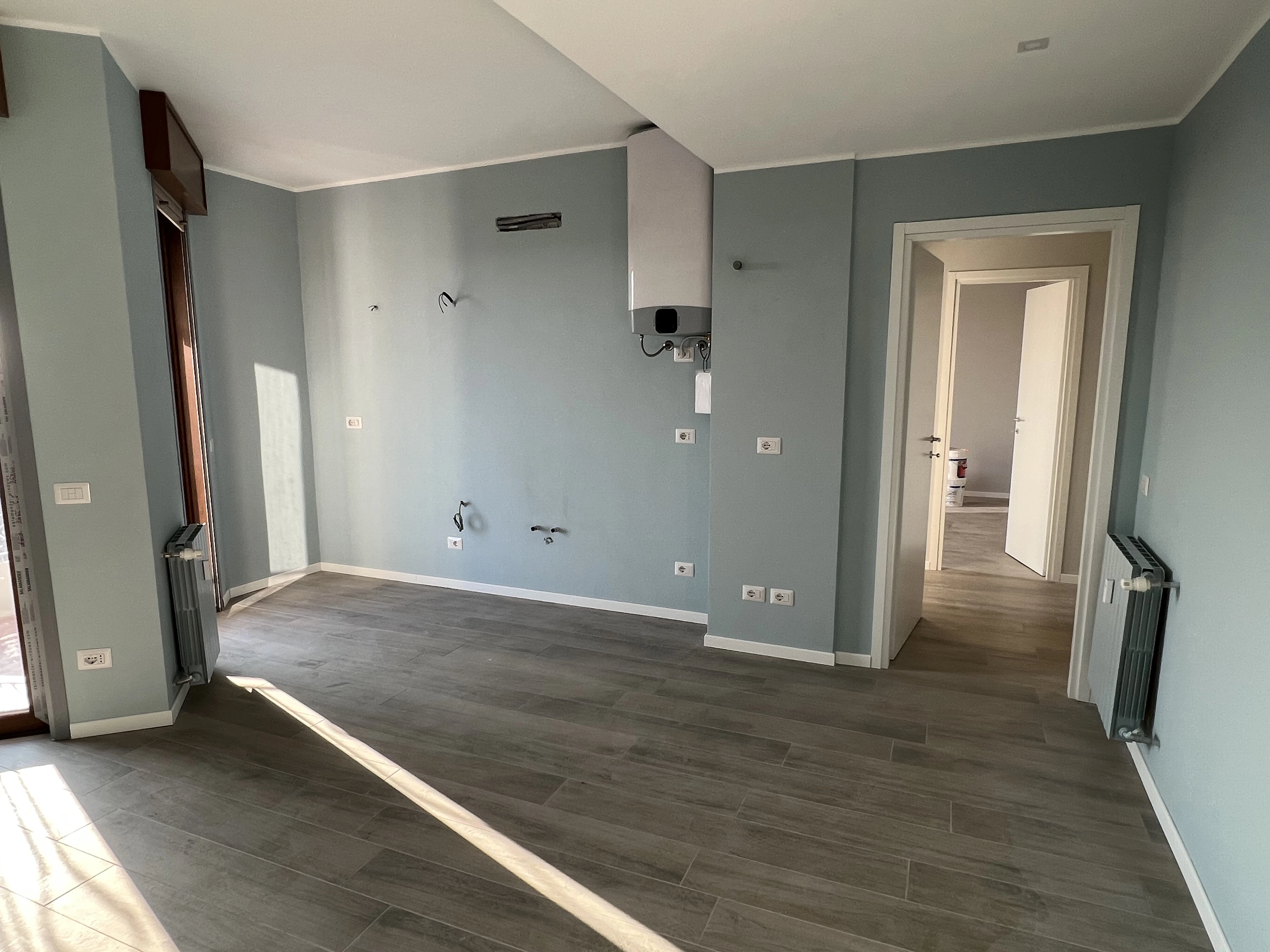 Pareti azzurro polvere appena tinteggiate da Maestro Edilizia | Ristrutturazione Casa a Milano.