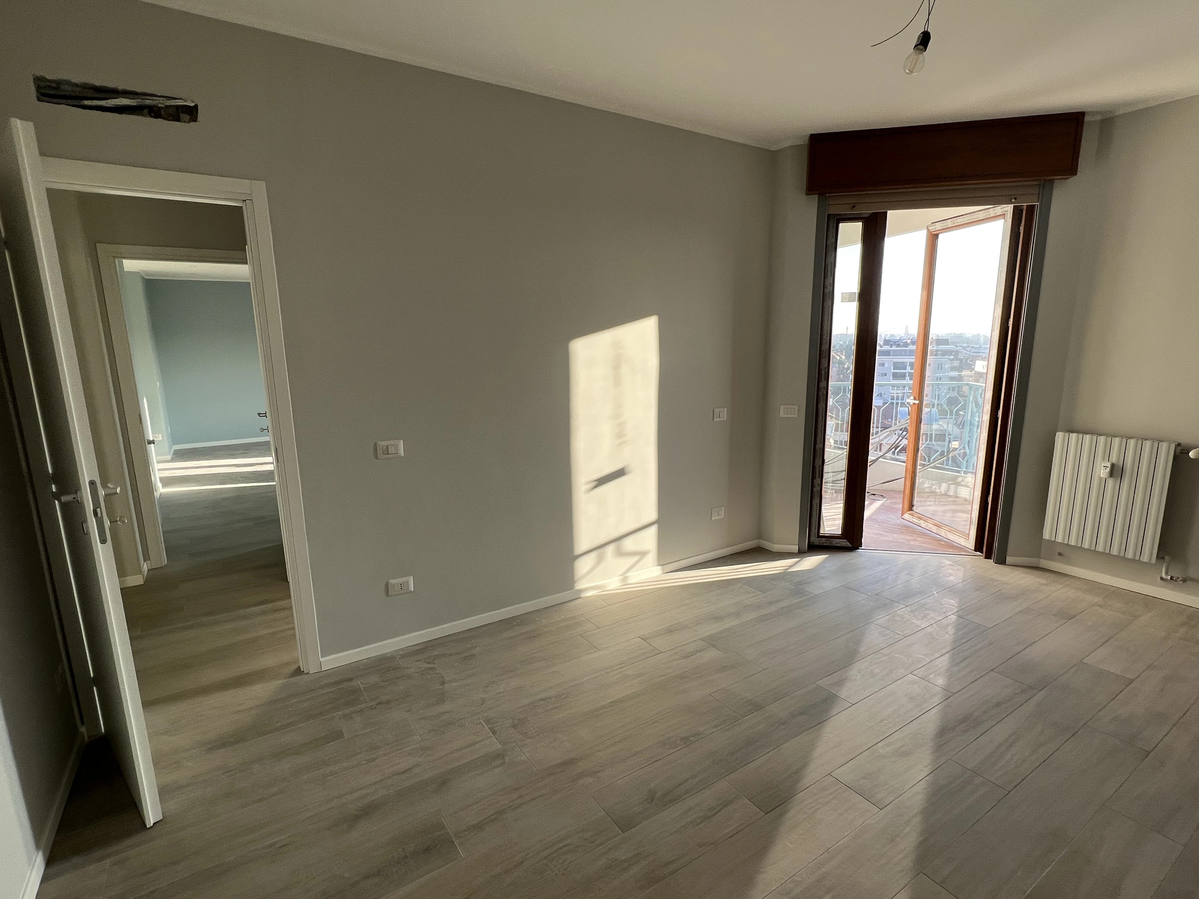 Pareti interne tinteggiate in grigio da Maestro Edilizia | Ristrutturazione Casa a Milano.