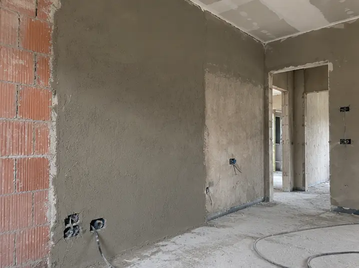 Pareti interne intonacate durante una ristrutturazione di Maestro Edilizia | Ristrutturazione Casa a Milano.