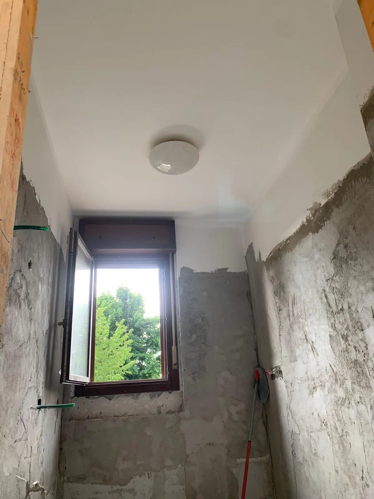 Pareti interne durante intonacatura e rasatura di Maestro Edilizia | Ristrutturazione Casa a Milano.