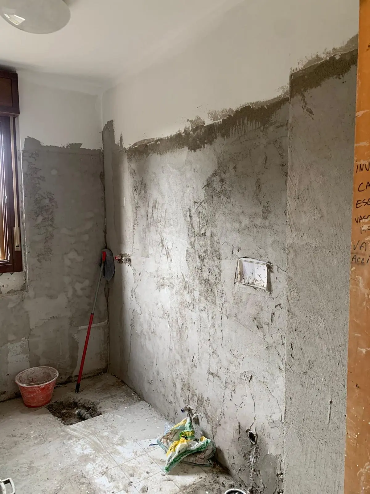 Pareti interne durante intonacatura e rasatura di Maestro Edilizia | Ristrutturazione Casa a Milano.