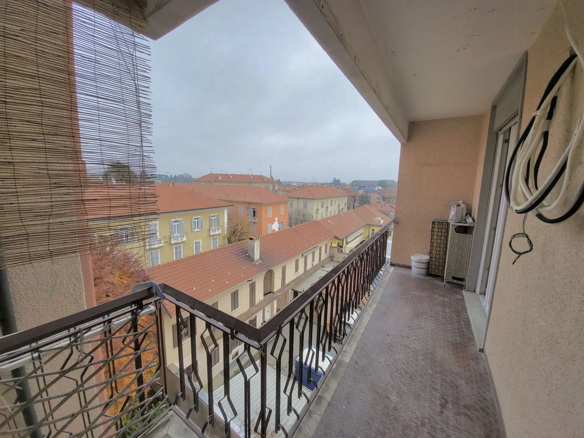 Balcone da ristrutturare con ringhiera in ferro e vista sui tetti, progetto di Maestro Edilizia a Milano.