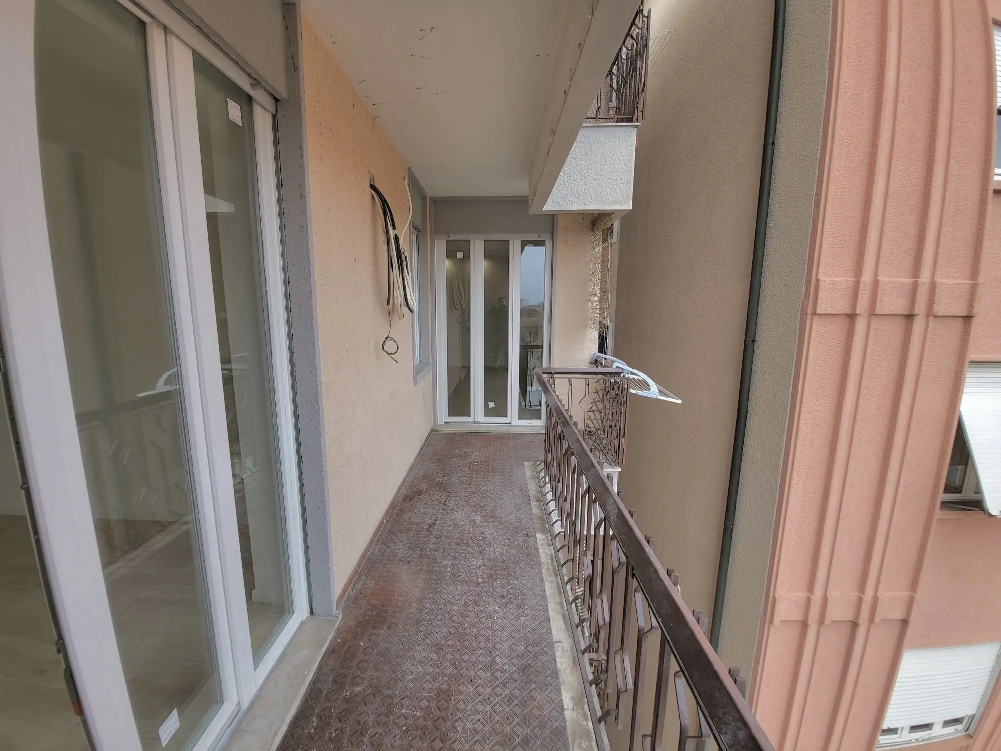 Balcone in ristrutturazione con nuovi infissi di Maestro Edilizia | Ristrutturazione Casa a Milano.