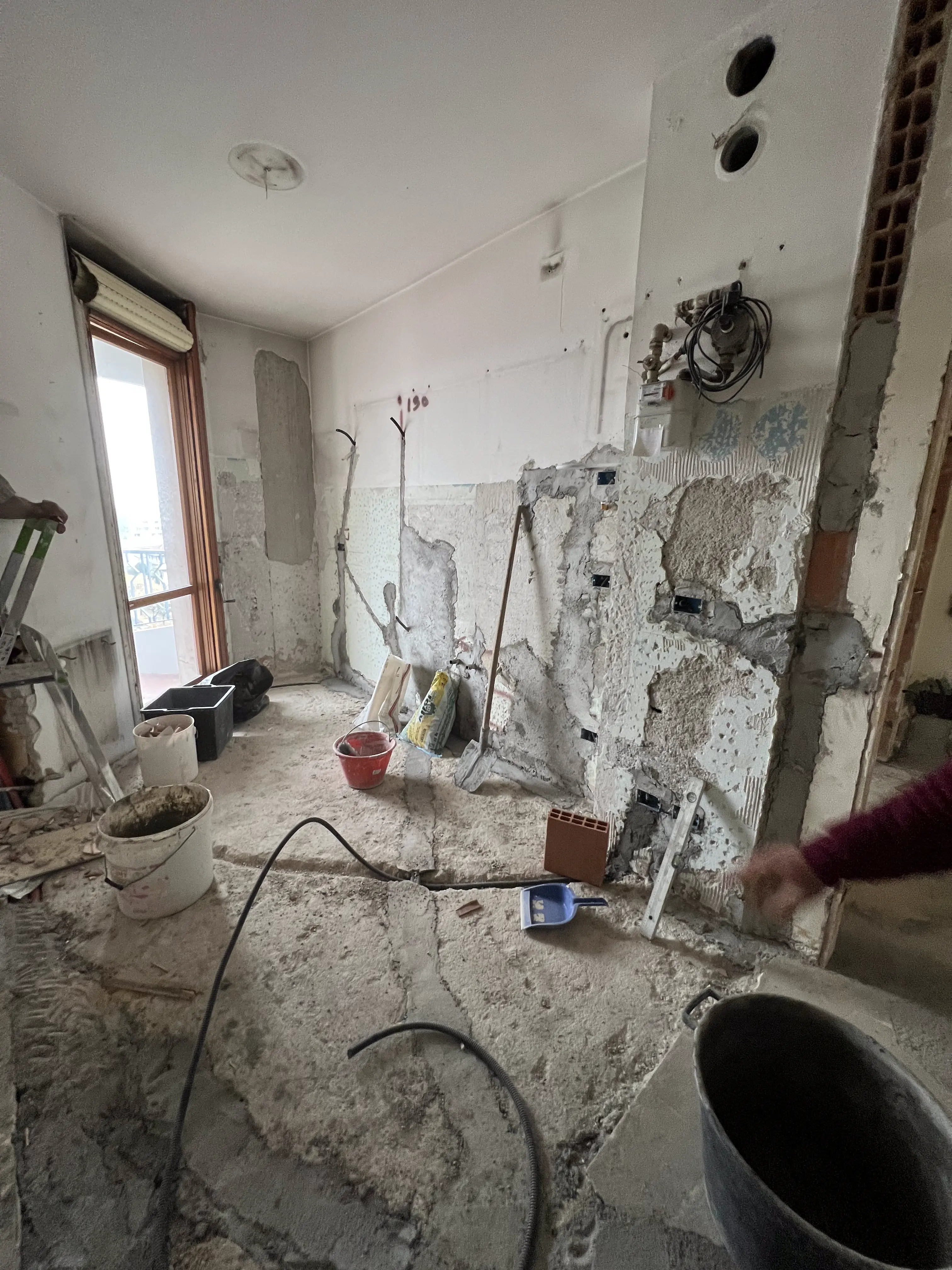 Cucina demolita con impianti a vista durante la ristrutturazione di Maestro Edilizia | Ristrutturazione Casa a Milano.