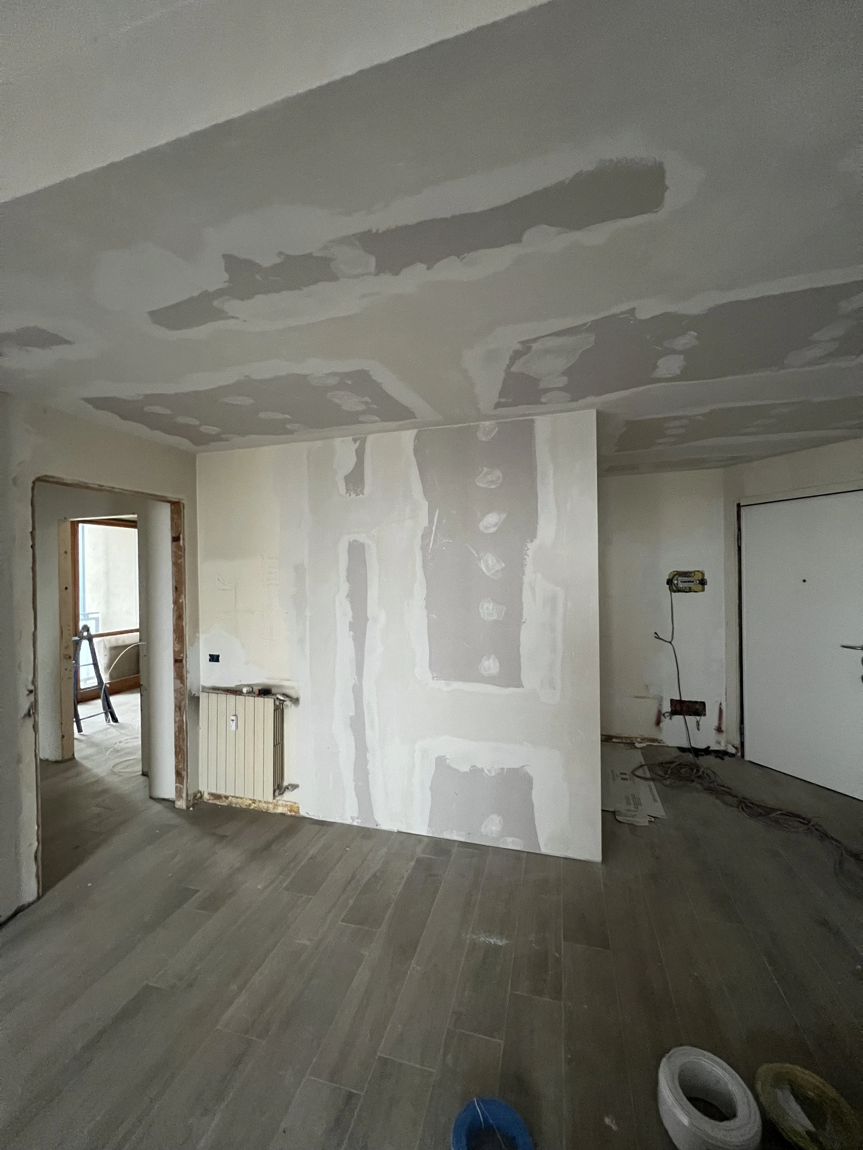Pareti e controsoffitto in cartongesso in lavorazione da Maestro Edilizia | Ristrutturazione Casa a Milano.