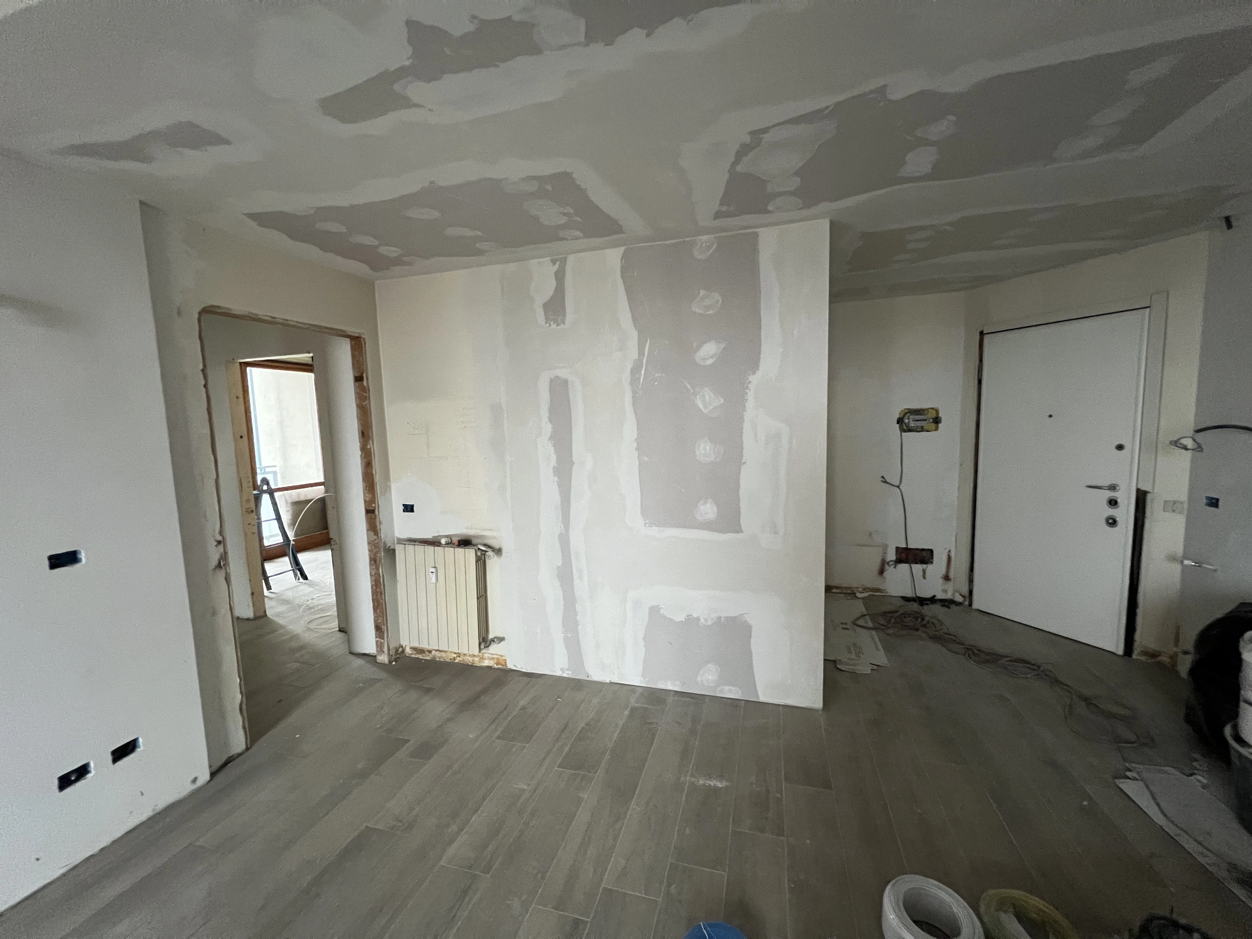Pareti e soffitto in cartongesso in fase di finitura da Maestro Edilizia | Ristrutturazione Casa a Milano.