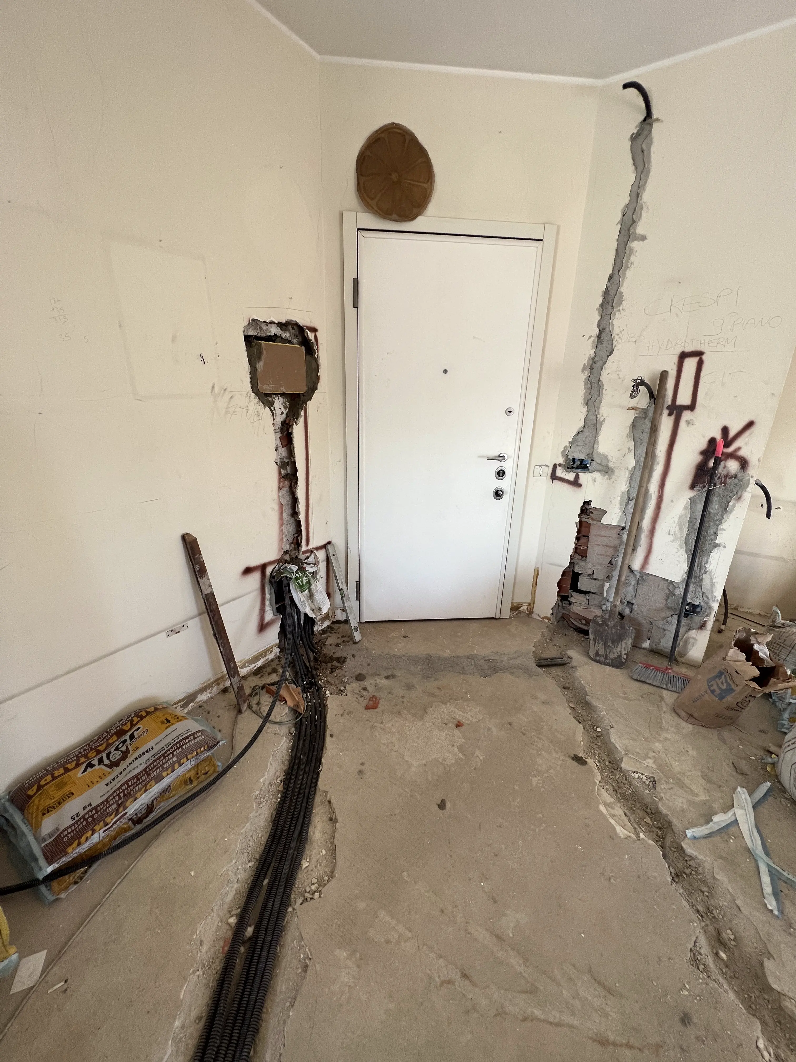 Cavidotti elettrici posati nelle tracce durante una ristrutturazione casa di Maestro Edilizia a Milano.