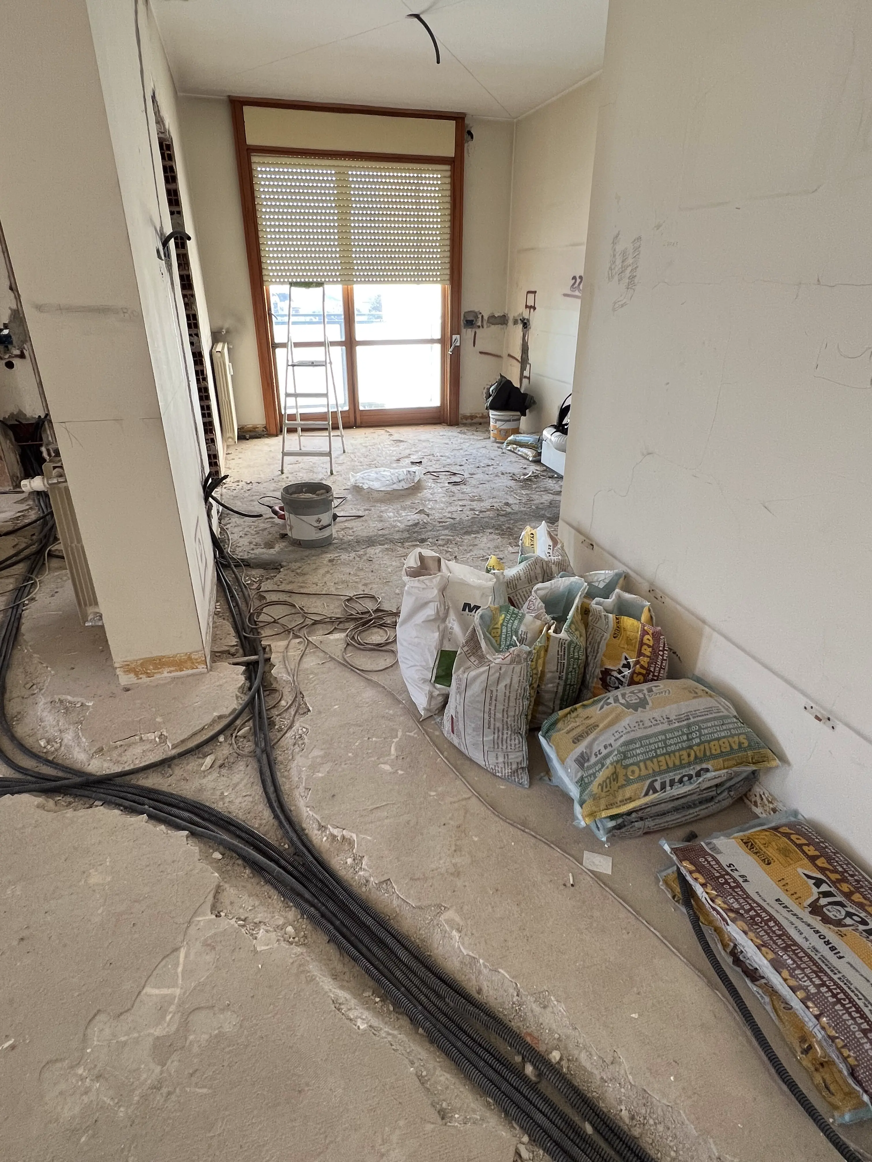 Cantiere con impianti a pavimento di Maestro Edilizia | Ristrutturazione Casa a Milano.