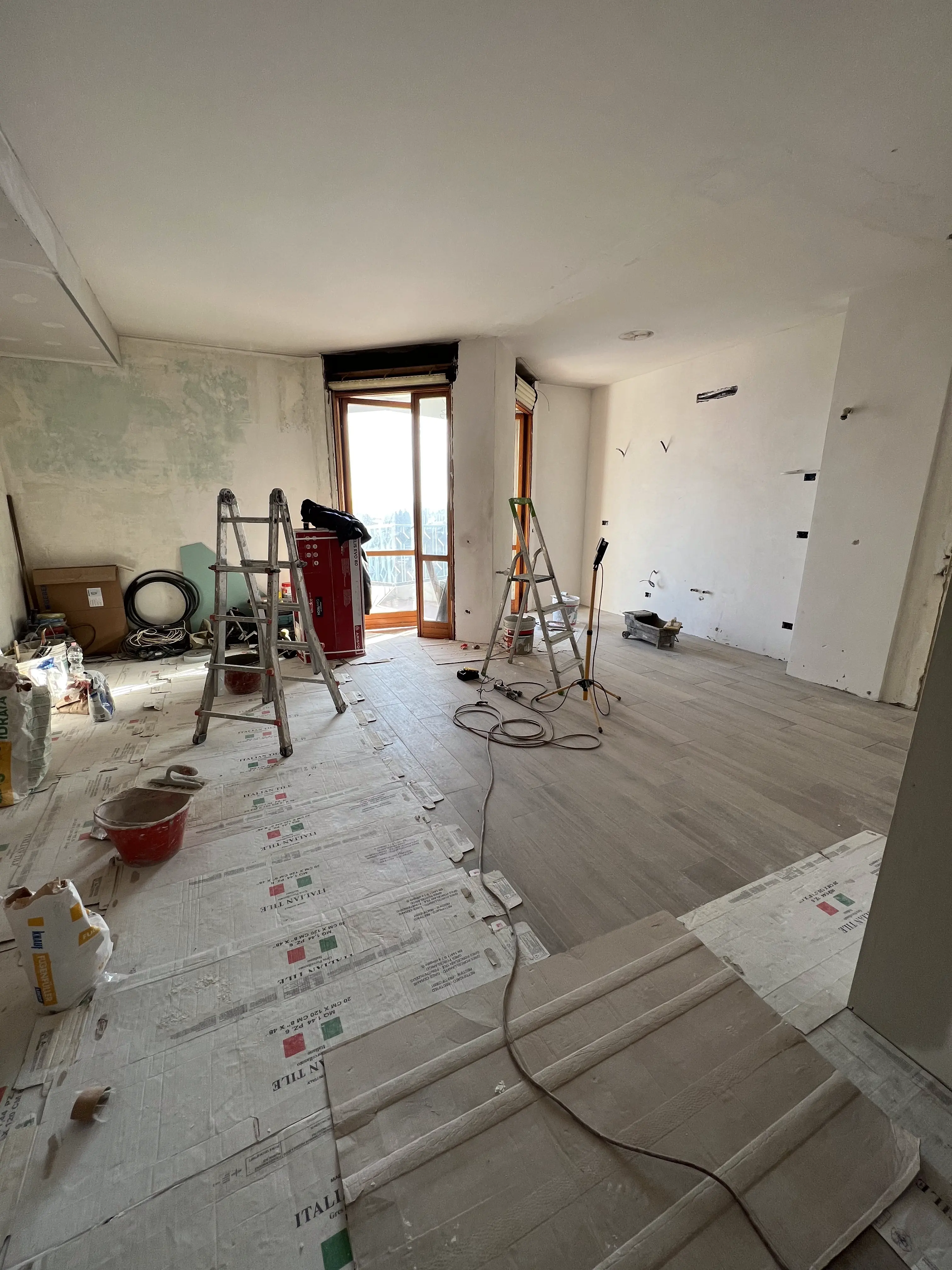 Interno in ristrutturazione con impianti elettrici e pareti rasate da Maestro Edilizia | Ristrutturazione Casa a Milano.
