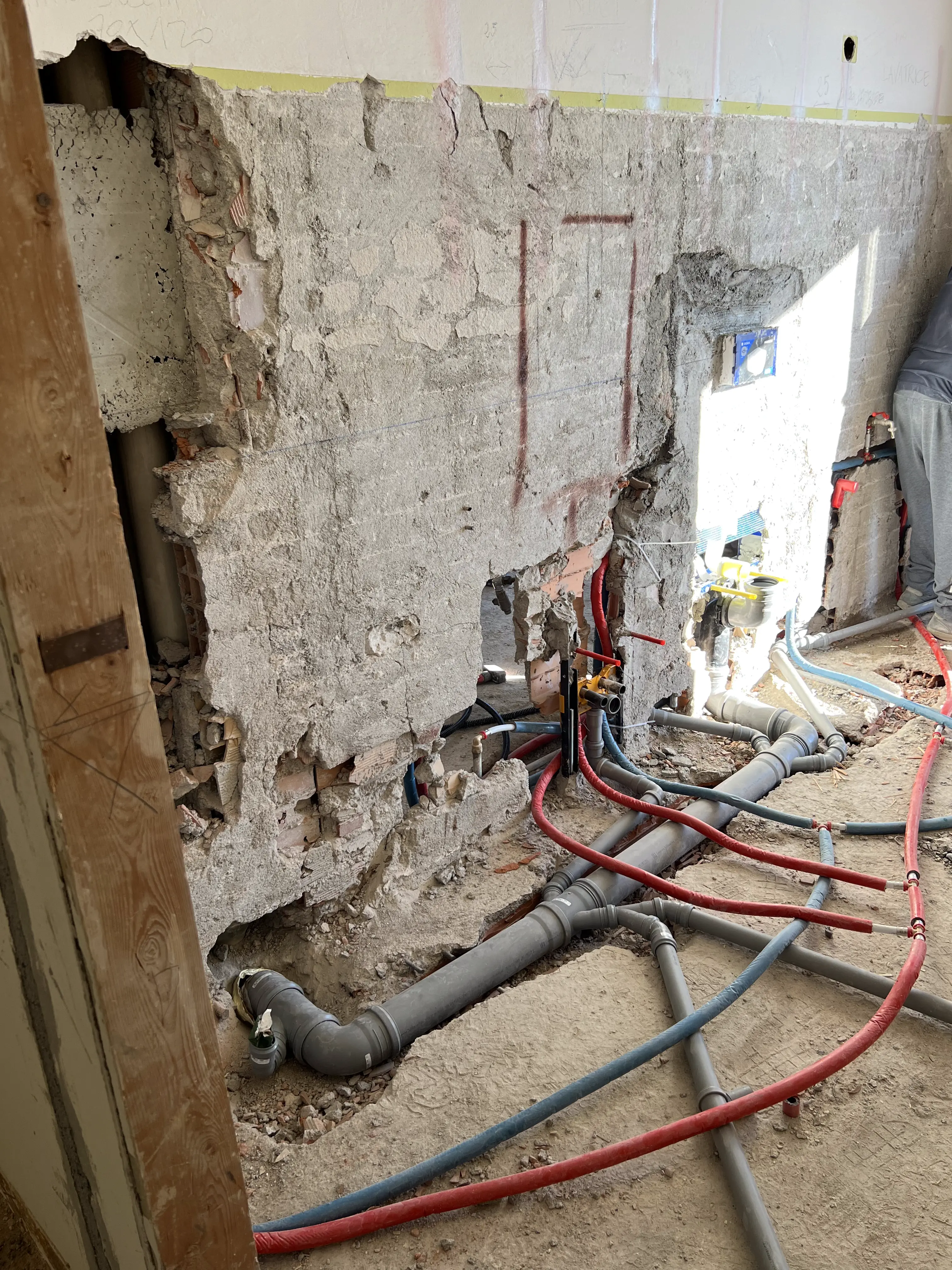 Cantiere con pareti demolite e nuovi impianti di Maestro Edilizia | Ristrutturazione Casa a Milano.