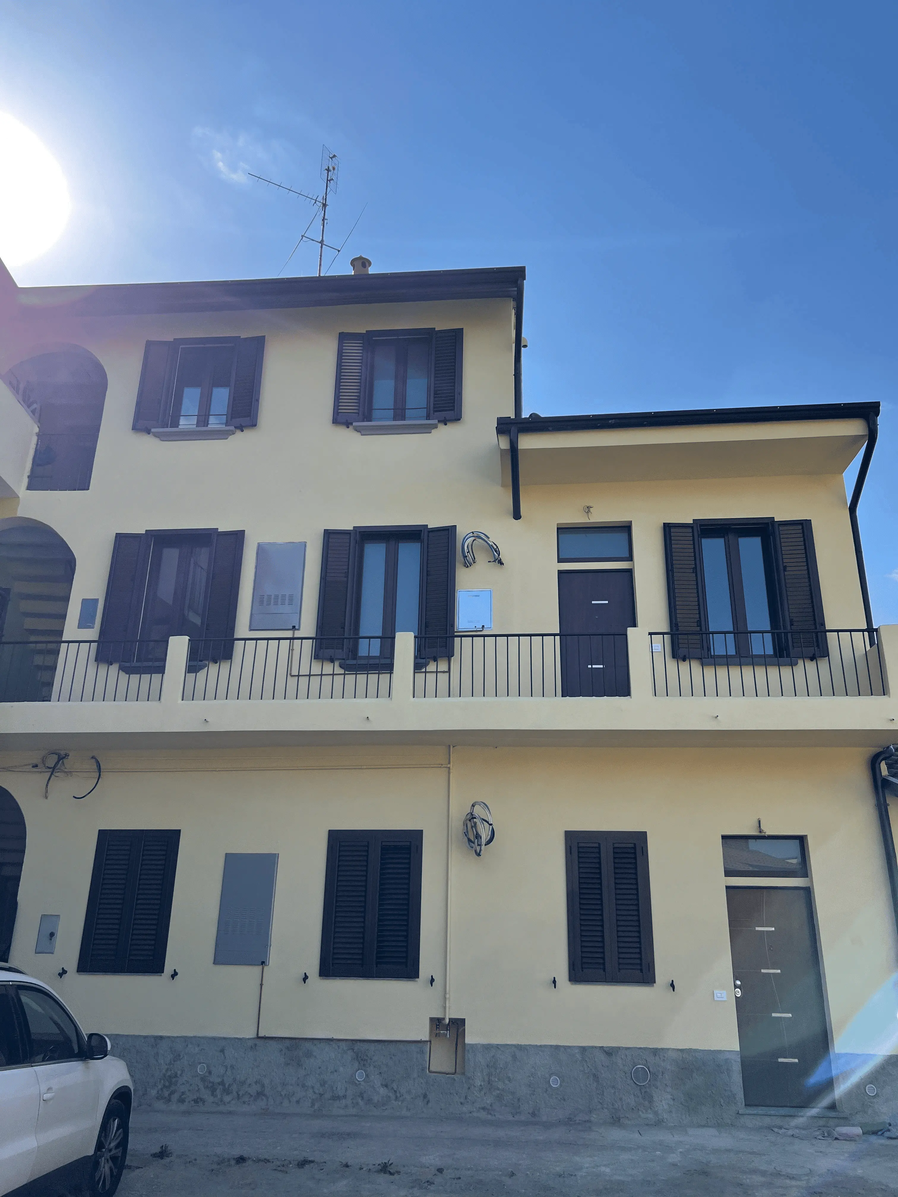 Facciata residenziale ristrutturata da Maestro Edilizia | Ristrutturazione Casa a Milano.