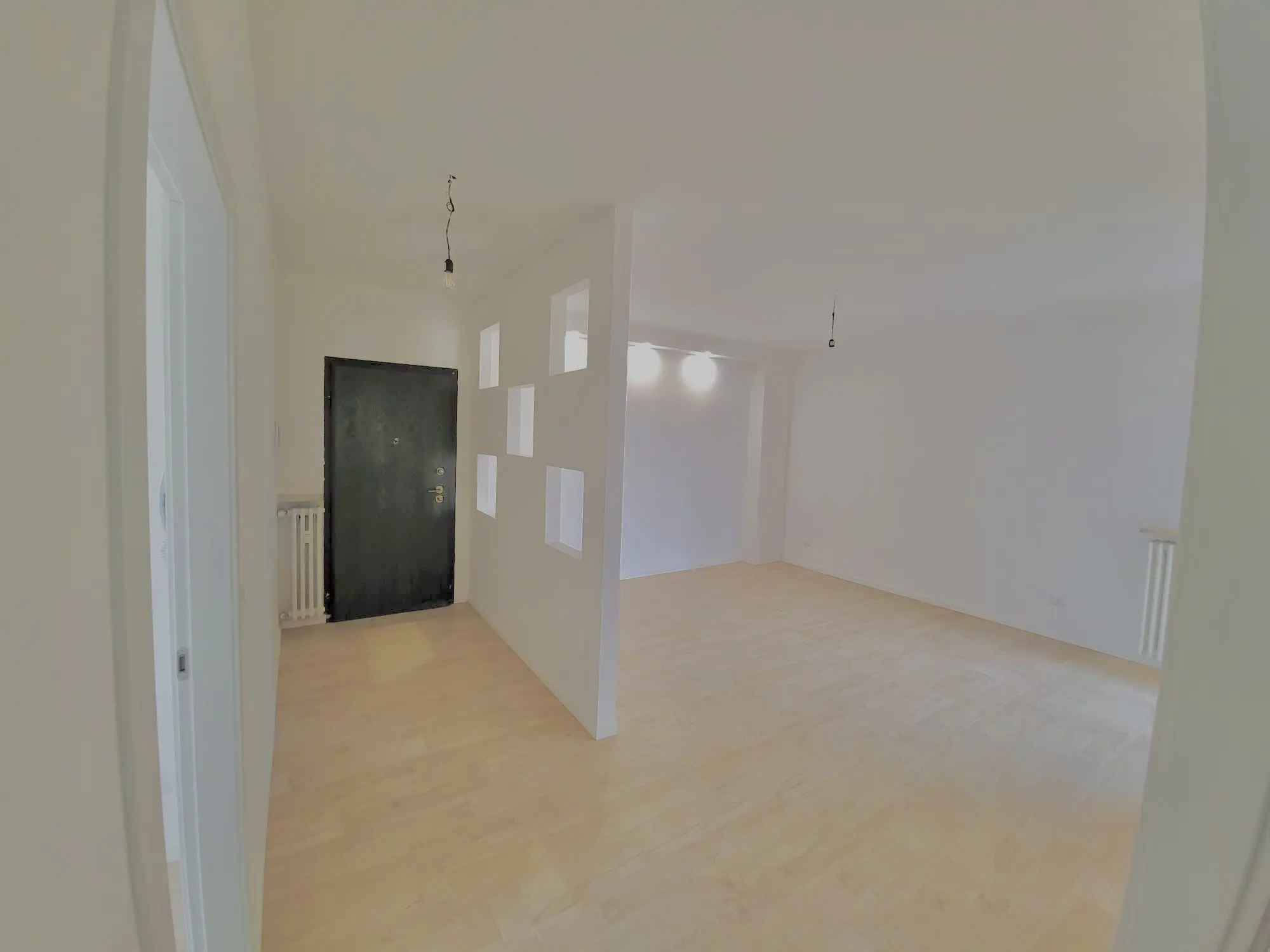 Soggiorno ristrutturato con parquet e faretti da Maestro Edilizia | Ristrutturazione Casa a Milano.