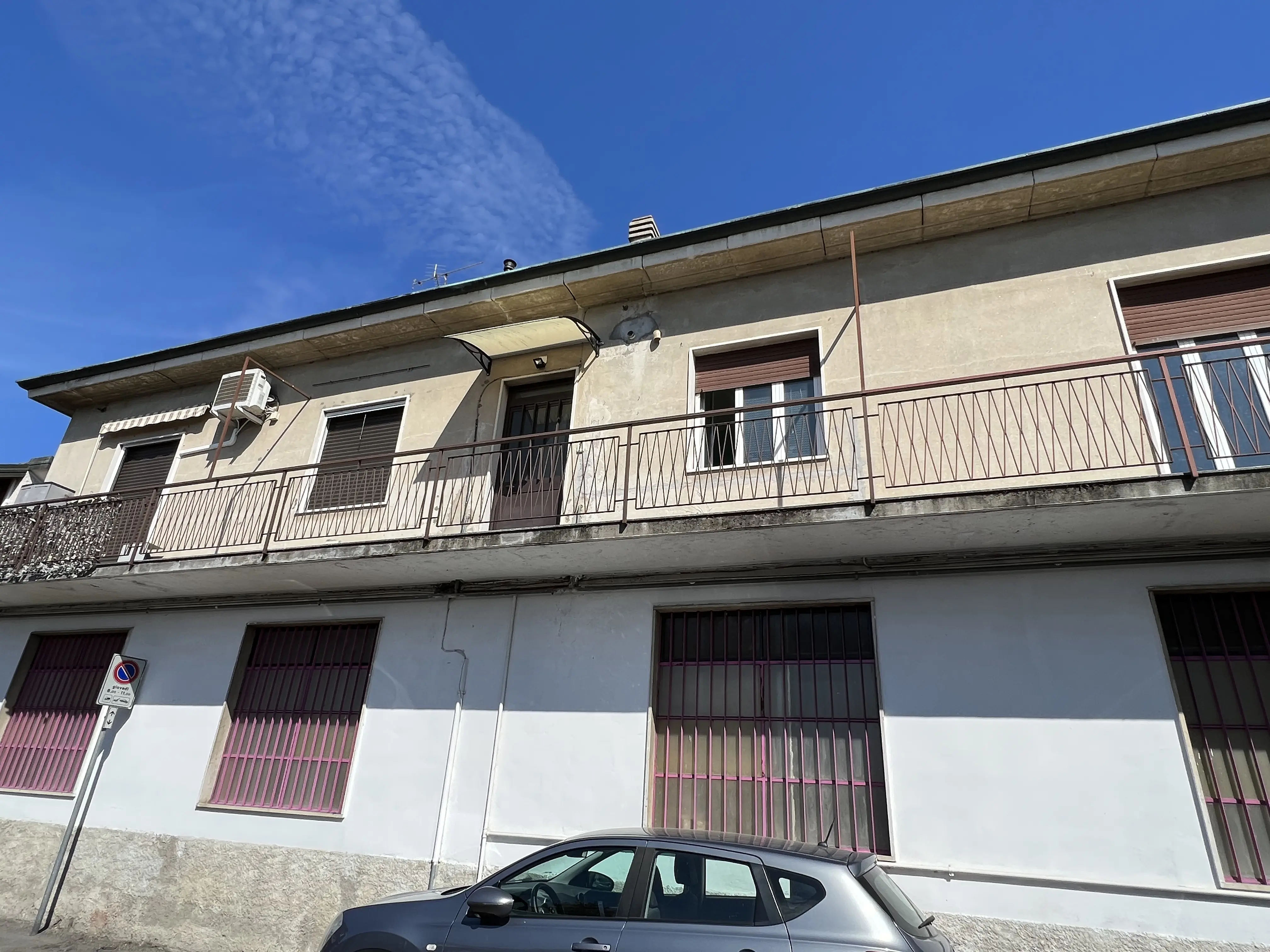 Facciata residenziale gialla con balconi, progetto di Maestro Edilizia | Ristrutturazione Casa a Milano.
