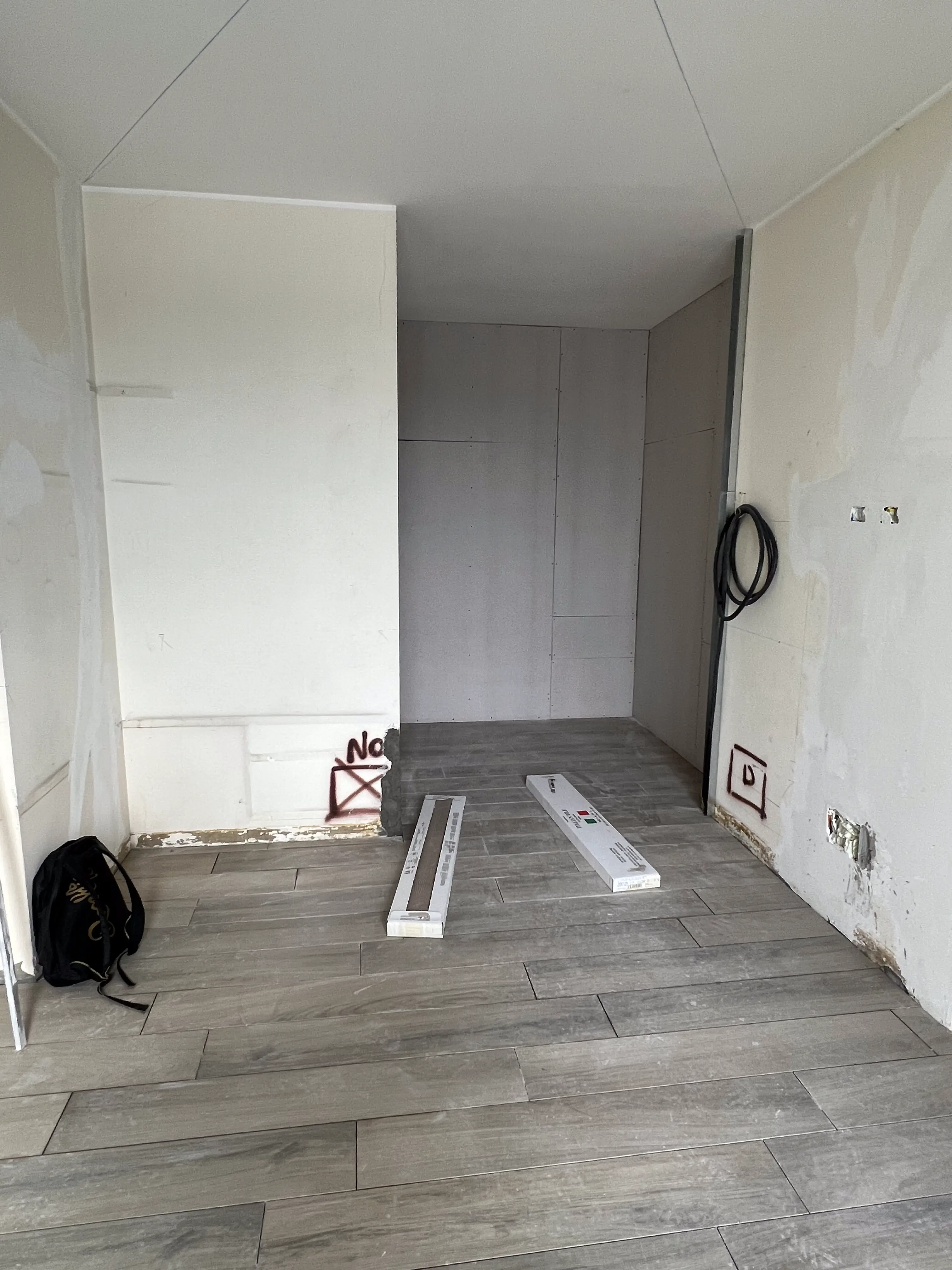 Posa di pavimento effetto legno e pareti in cartongesso da Maestro Edilizia | Ristrutturazione Casa a Milano.