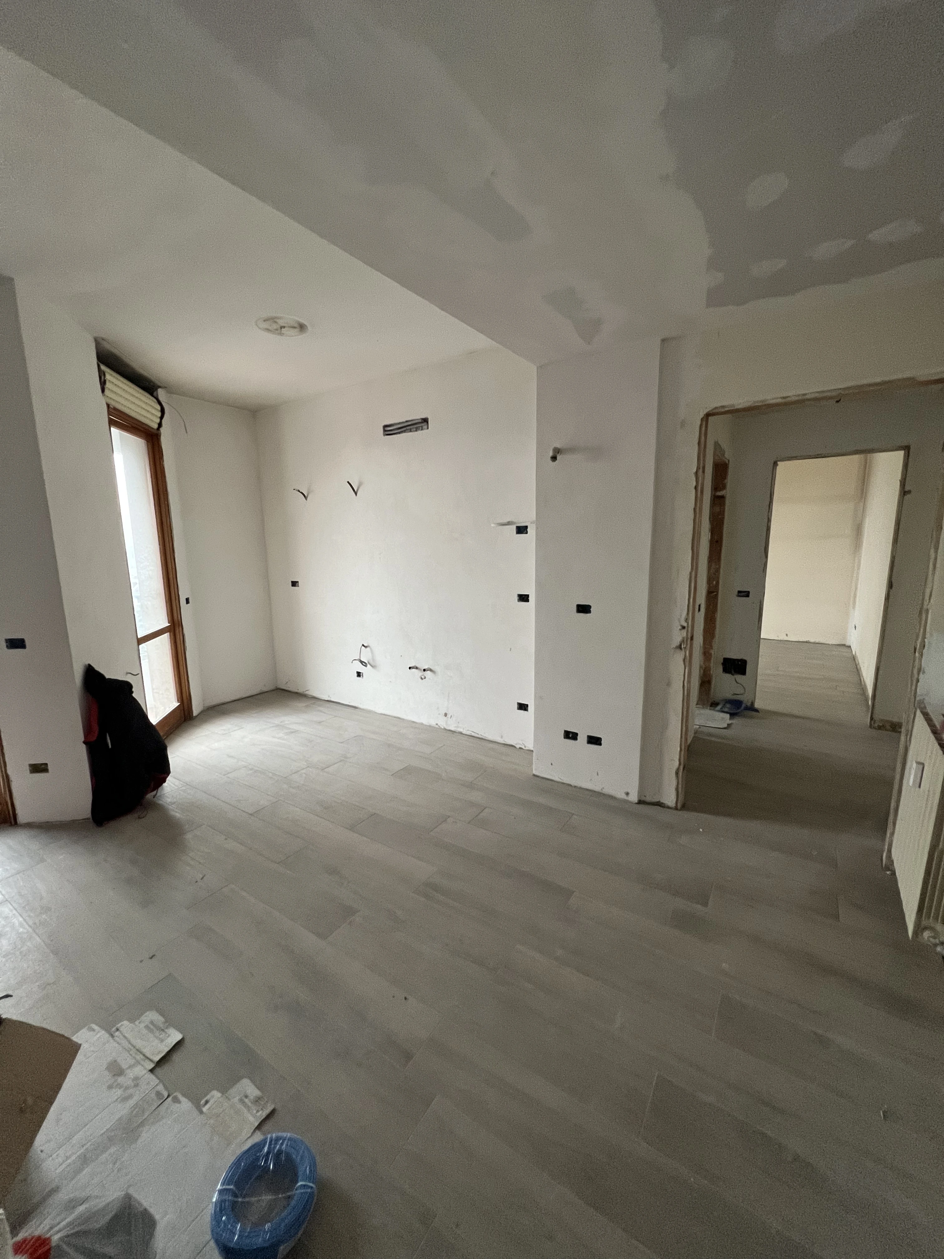Interno casa con pareti rasate e impianti in lavorazione da Maestro Edilizia | Ristrutturazione Casa a Milano.