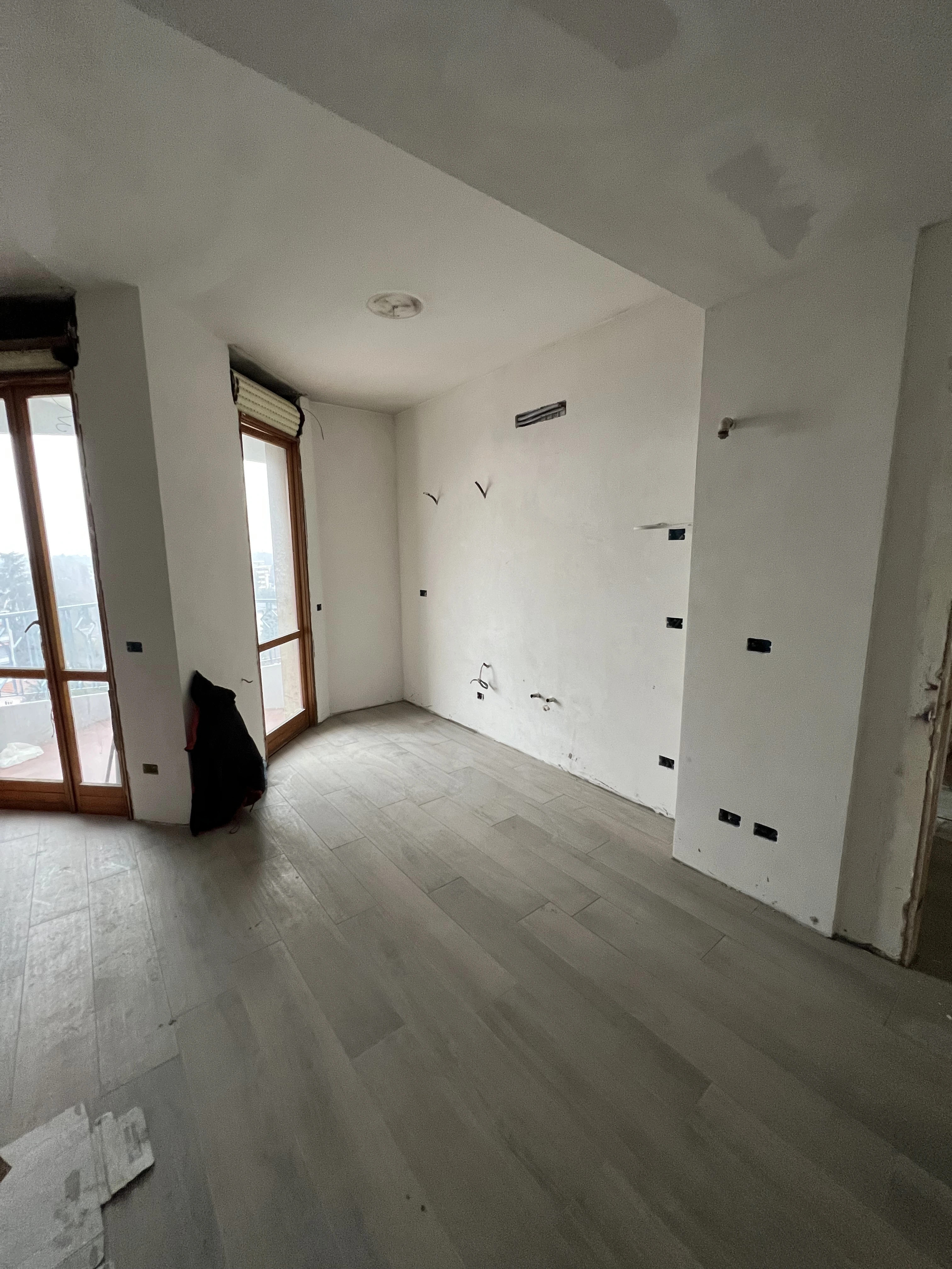Cucina in ristrutturazione con nuovo pavimento presso Maestro Edilizia | Ristrutturazione Casa a Milano.