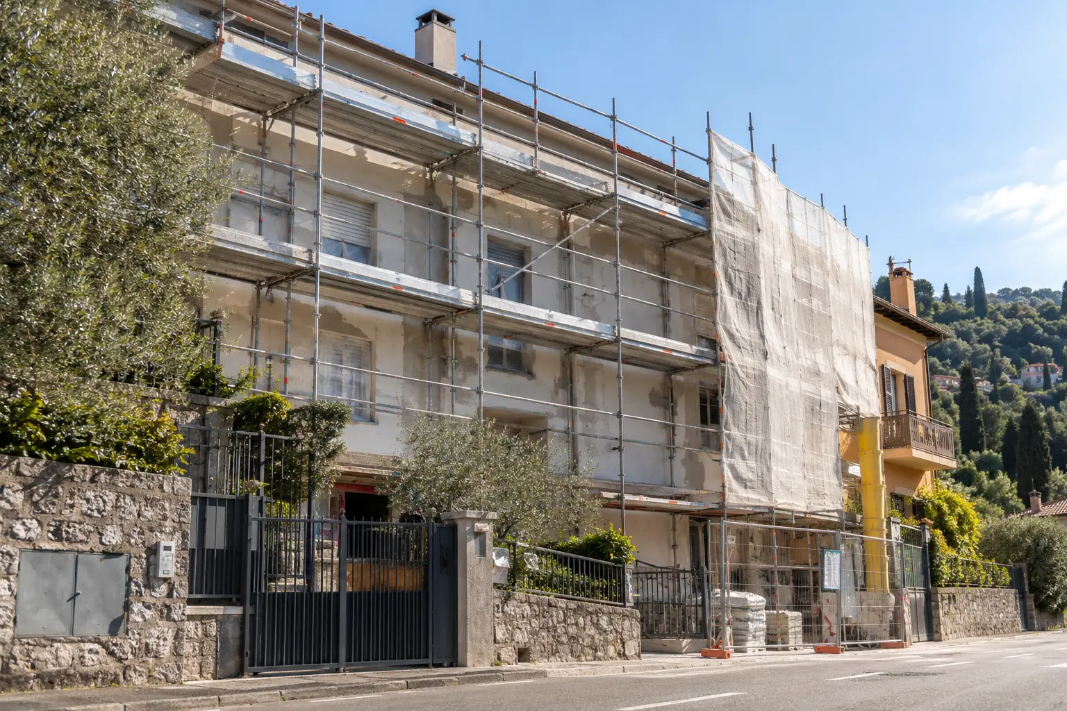 Facciata residenziale con ponteggi in ristrutturazione da Maestro Edilizia | Ristrutturazione Casa a Milano.